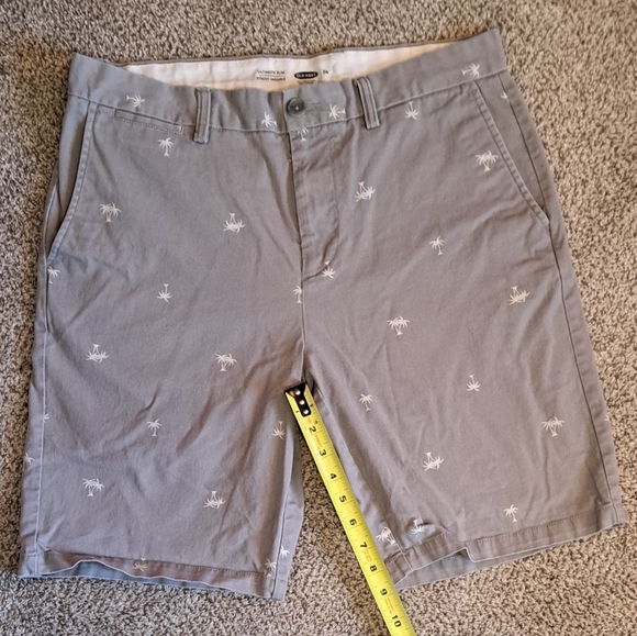 Old Navy Ultimate Slim Gray Shorts With White Palm Trees Men's Size 34 - Picture 4 of 7